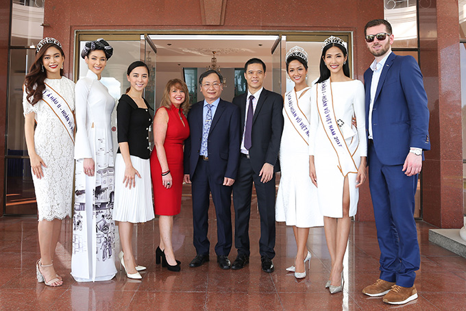 HHen Niê và hai Á hậu đọ sắc cùng Miss Universe 2008 Dayana Mendoza